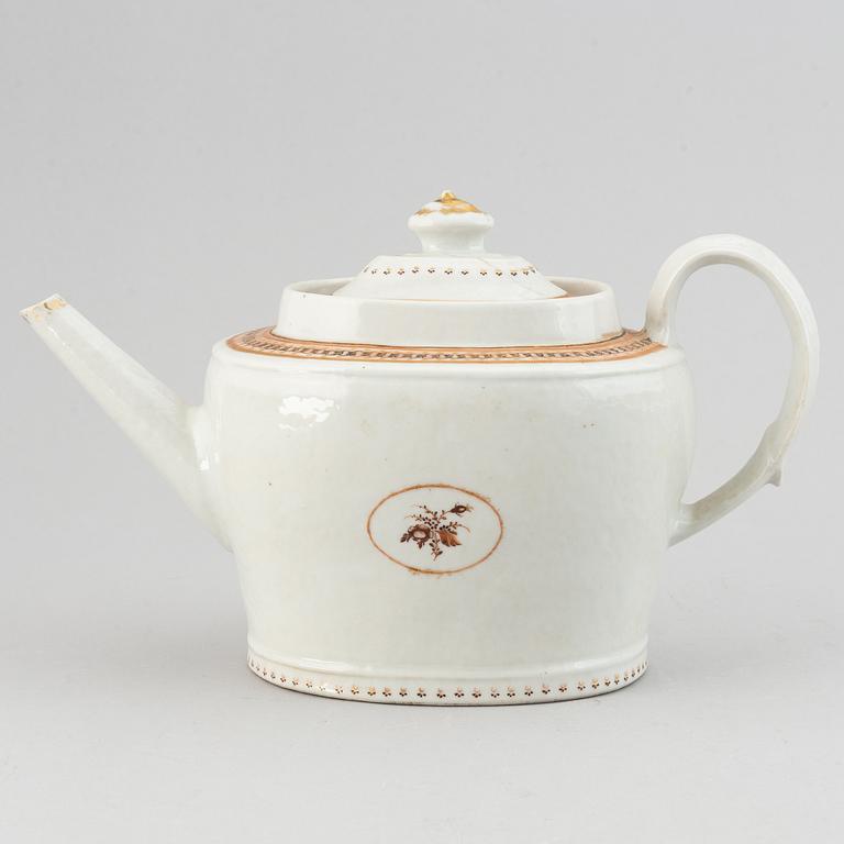 A famille rose teapot with cover, Qing dynasty, Jiaqing (1796-1820).