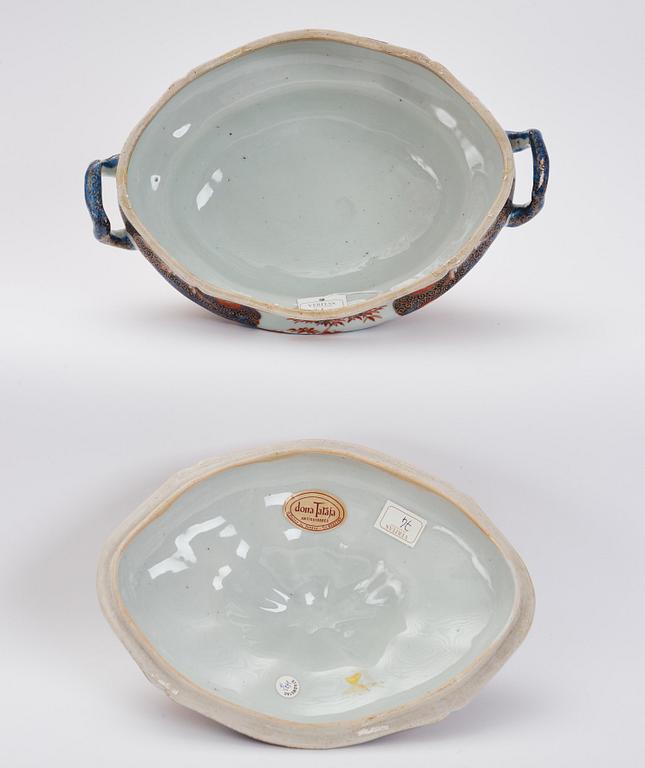 A part imari dinner service, Qing dynasty, early 18th Century. (4 pieces).