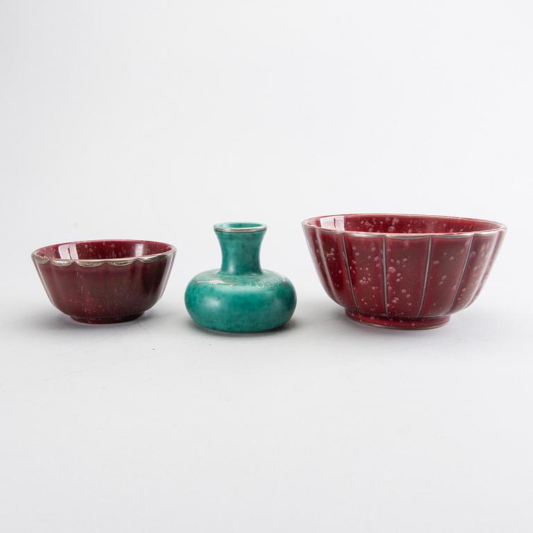 WILHELM KÅGE, skålar 2 st samt vas, Gustavsberg 1900-talets andra hälft.