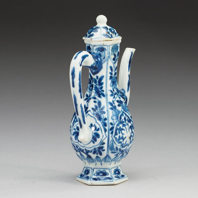 A blue and white wine ewer with a cover, Qing dynasty, Kangxi (1662-1722).