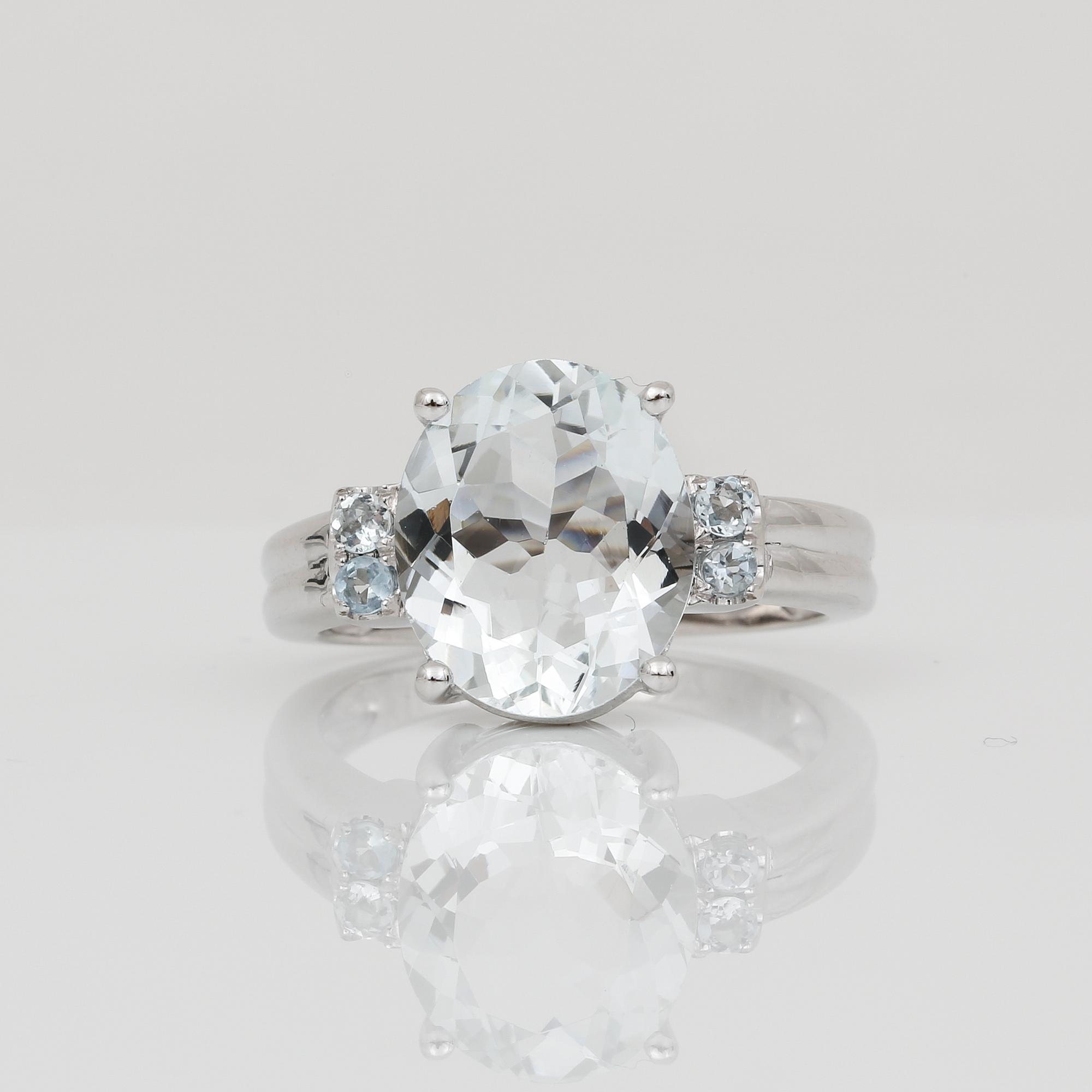 RING, 14K vitguld med ovalslipad goshenit, ca 3,54 ct. Vikt ca 4,40 g.