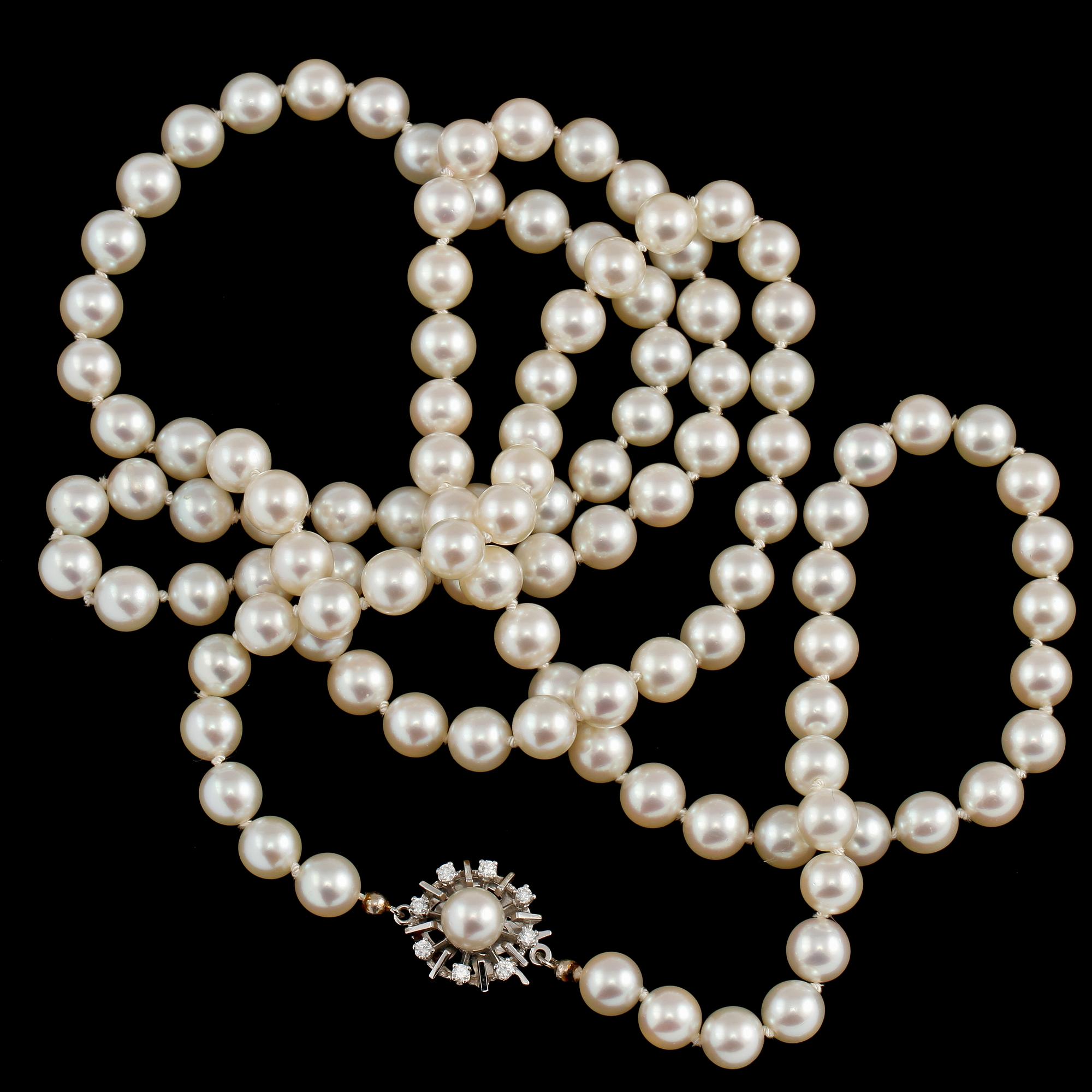COLLIER, odlade pärlor med lås i 18k vitguld med 8 briljantslipade diamanter, tot ca 0.24 ct,  1900-talets andra hälft.