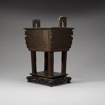 A large bornze censer, Qing dynasty with inscription.