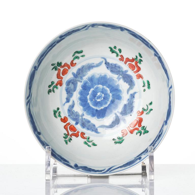 Skål samt fat, porslin. Qingdynastin, Kangxi (1662-1722).