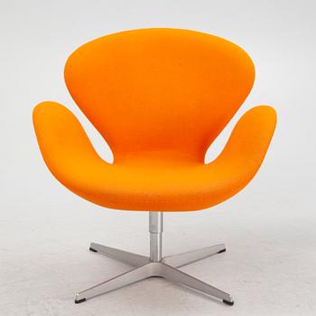 Arne Jacobsen, armchair, "The Swan", Fritz Hansen, Denmark, dated 2005.