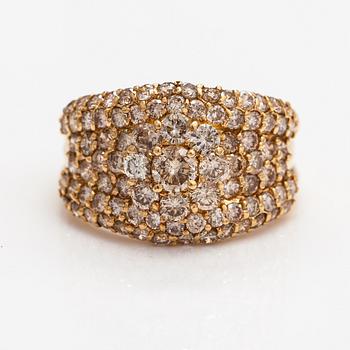 An 18K gold ring with diamonds ca. 3.00 ct in total according to certificate. AIG-certificate.