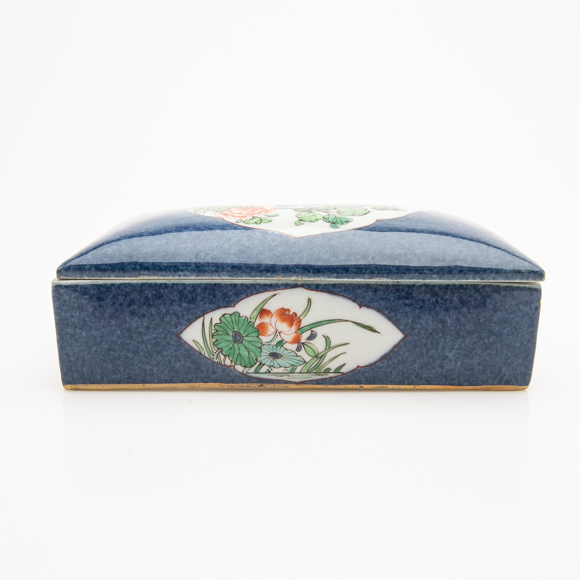 A lot comprising 3 pieces of porcelain, China, Qing dynasty, late 19th/20th century.