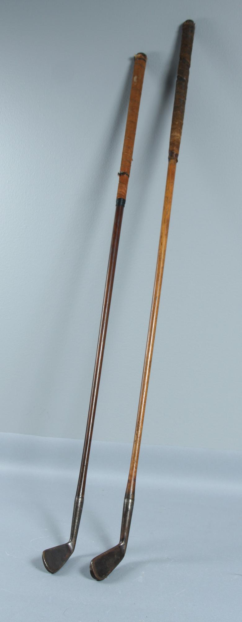 GOLFKLUBBOR, 2 st, järn, 1890-tal.