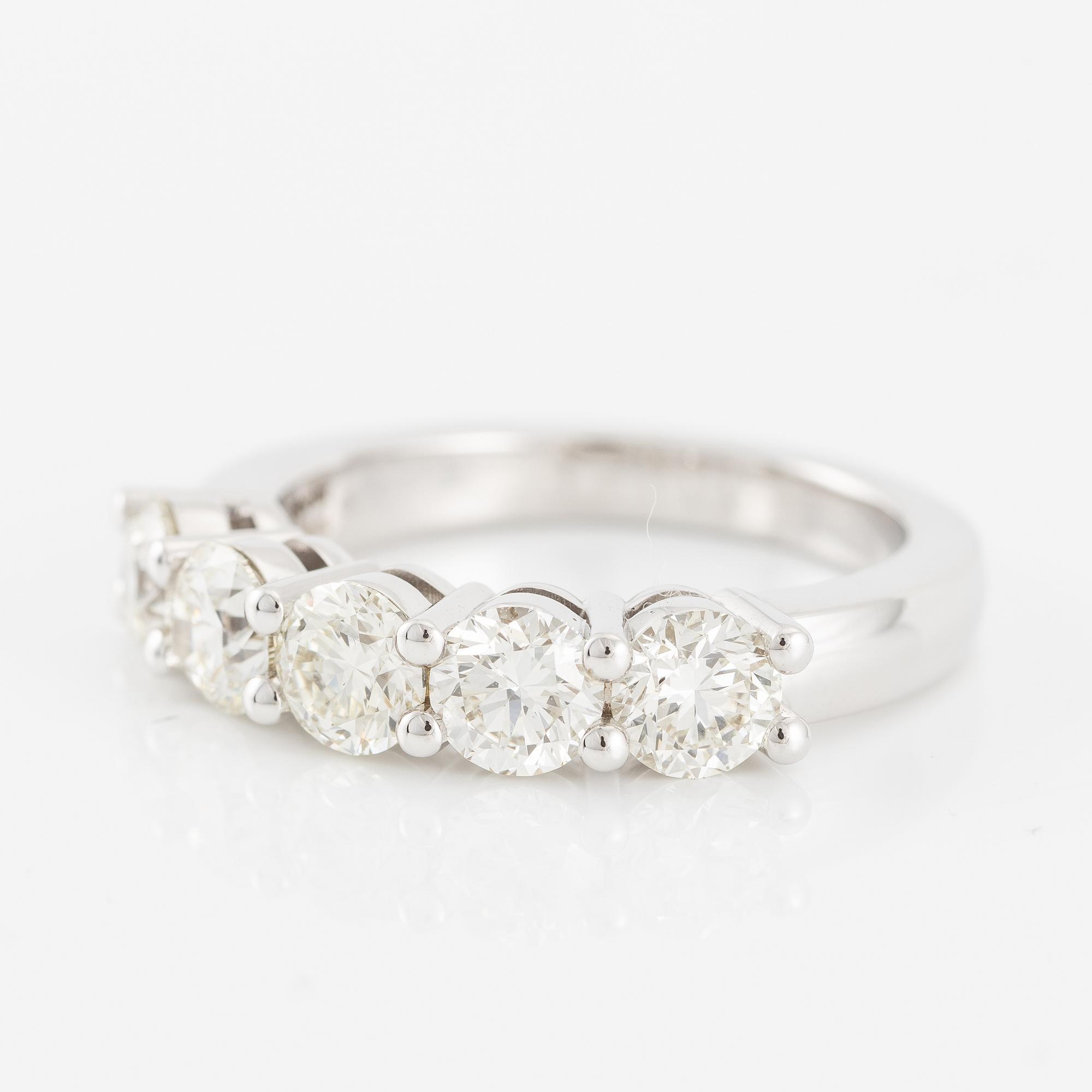 Half eternity ring in 18K white gold set with brilliant-cut diamonds.