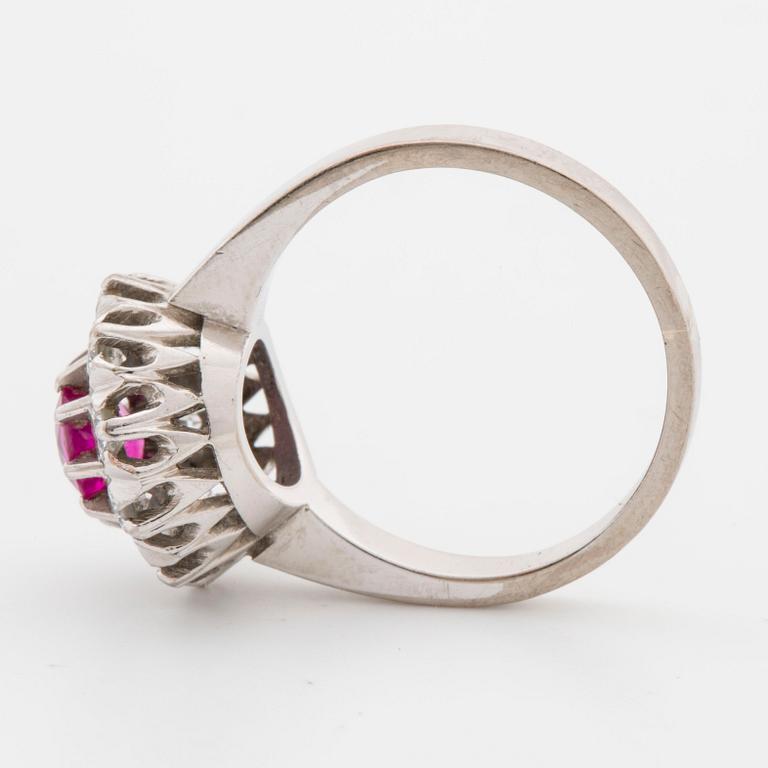 Ring with brilliant-cut diamonds ca 0.56 cts and faceted ruby.
