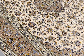 A Kashan carpet, ca 349 x 243 cm.