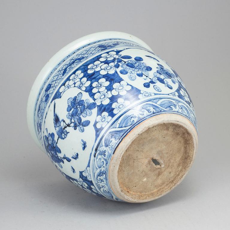 A blue and white flower pot, Qing dynasty, 19th century.