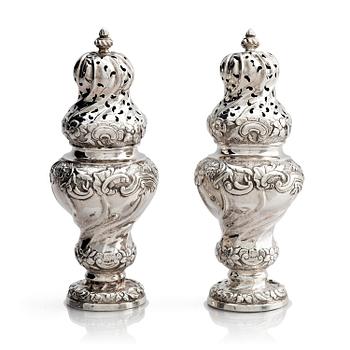 250. Johan Wennerwall, kryddbössor, ett par, silver, Göteborg 1756. Rokoko.