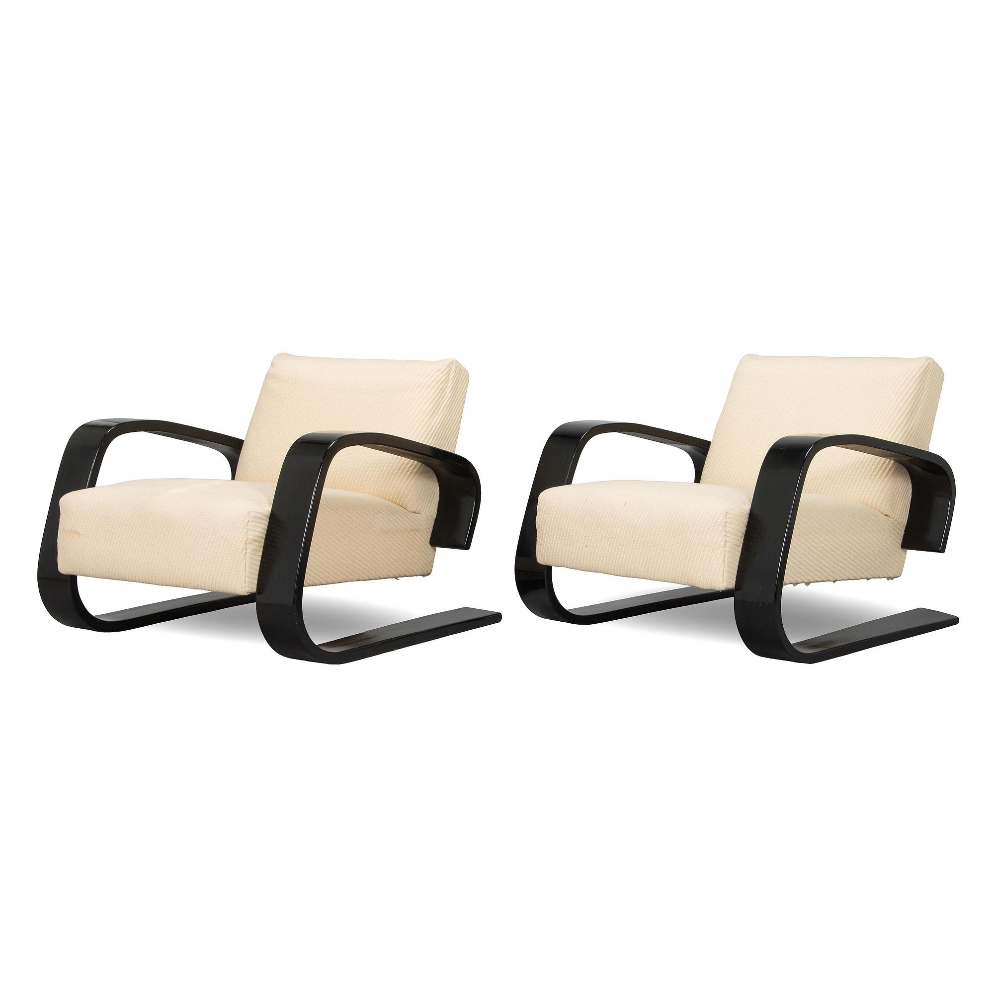 Alvar Aalto, a pair of 1970s armchairs 'Tank chair', model 400, for Artek.