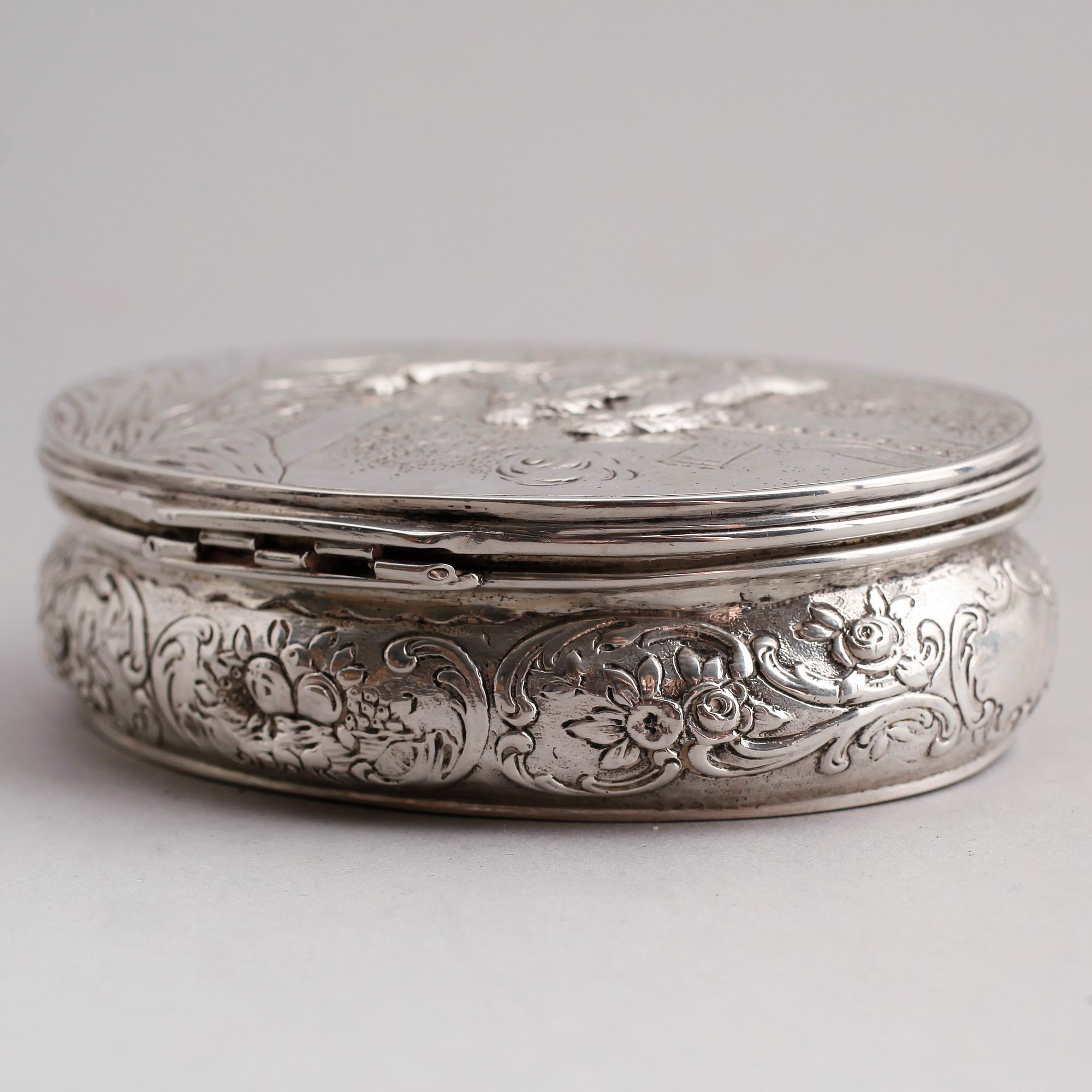 DOSA, silver, franska stämplar, sannolikt 1800-tal. Vikt ca 164 gram.