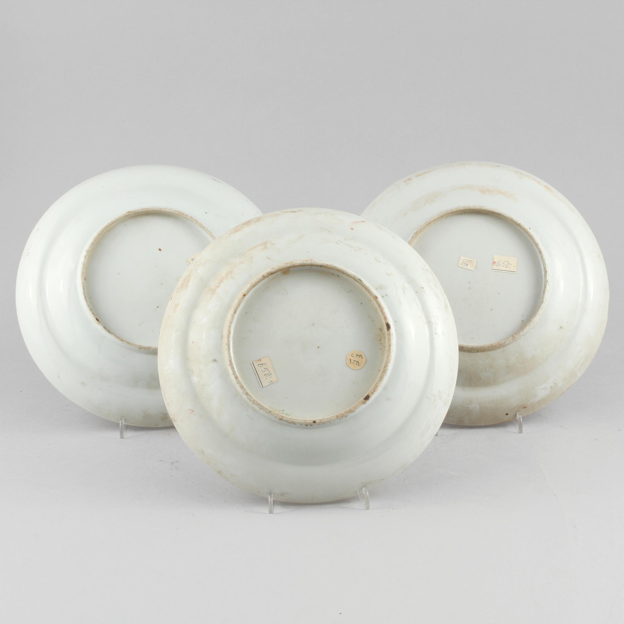 TALLRIKAR, 3 st, porslin, Kanton, Kina, omkring sekelskiftet 1900.