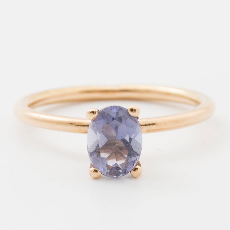 RING, med oval fasettslipad tanzanit.