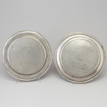 A pewter bowl and a plate, 18th century.