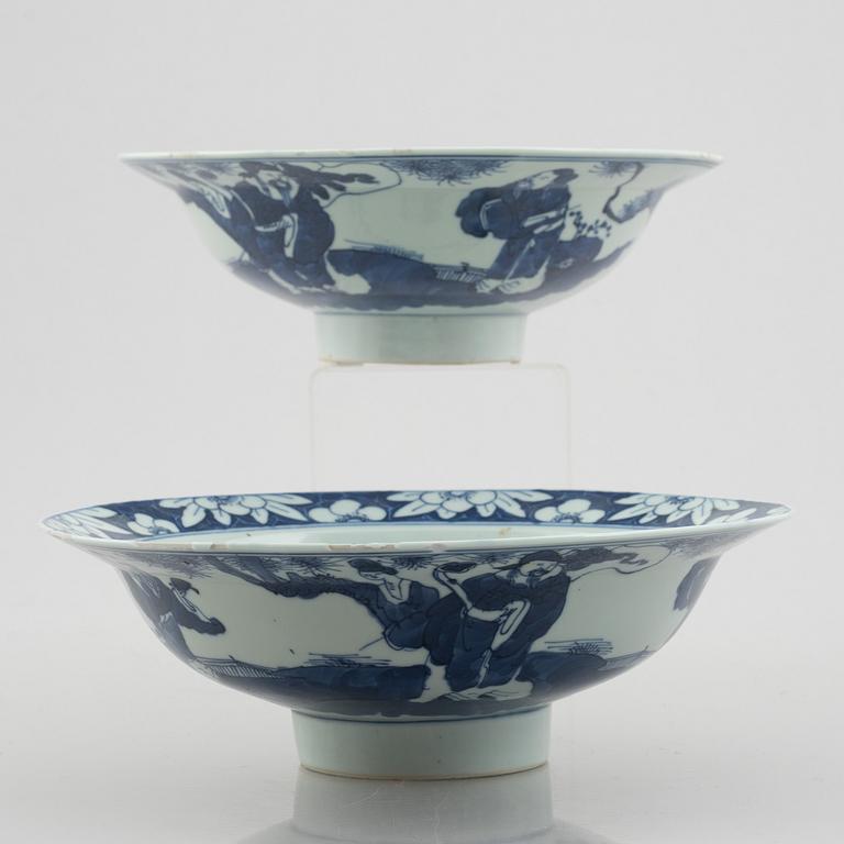 A blue and white porcelain vase and a pair of bowls, China, 19th-20th century.