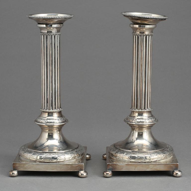 LJUSSTAKAR, ett par, nysilver, gustaviansk stil, AG. Dufva, 1900-talets första hälft.
