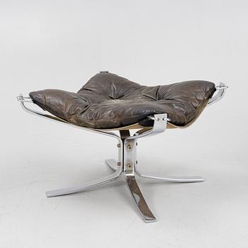 Sigurd Ressel, a pair of 'Falcon chair' easy chairs with an ottoman, Vatne Möbler, Norway, 1970s.