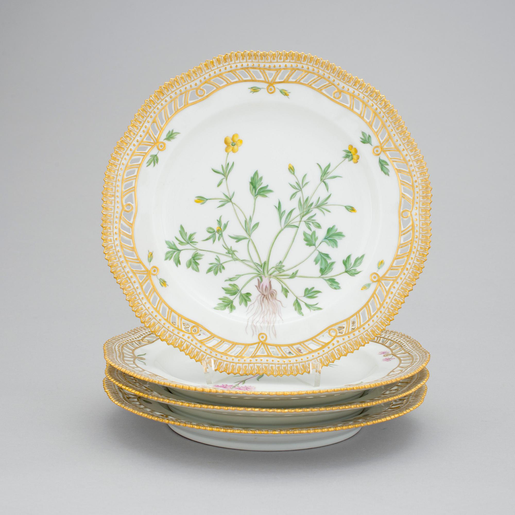 A set of 8 Royal Copenhagen 'Flora Danica' dessert dishes, Denmark, 20th Century.