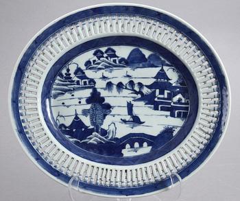 GALLERSKÅL samt GALLERFAT, porslin, Kina, 1800-tal.