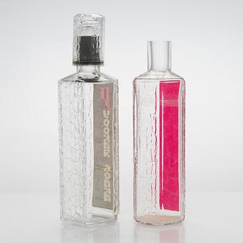 Timo Sarpaneva, prototyyppejä, pulloja 4 kpl ja snapsilaseja, 6 kpl valmistettu Karhulan/Iittalan lasitehtaalla 1976.