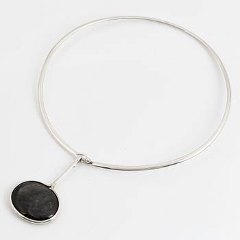 VIVIANNA TORUN BÜLOW-HÜBE, a sterling silver necklace with reversible mother-of-pearl and stone pendant.