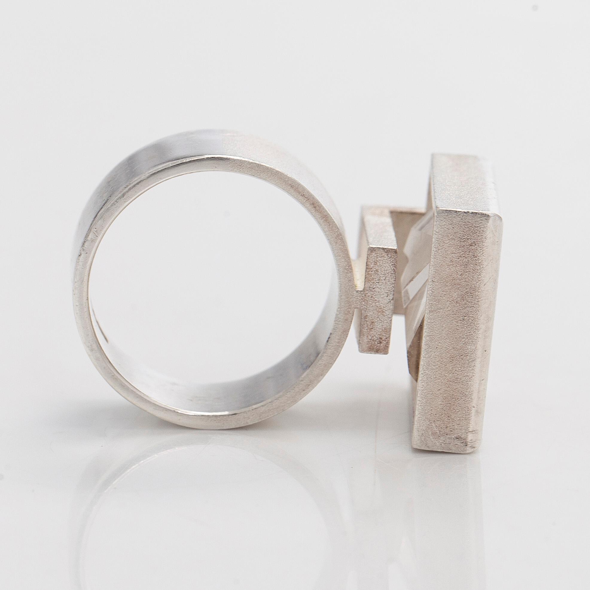 Björn Weckström, sormus, Contempo, viistehiottu vuorikristalli, hopeaa, Lapponia 2009.