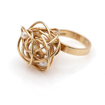 Ring, 18K guld med pärlor.