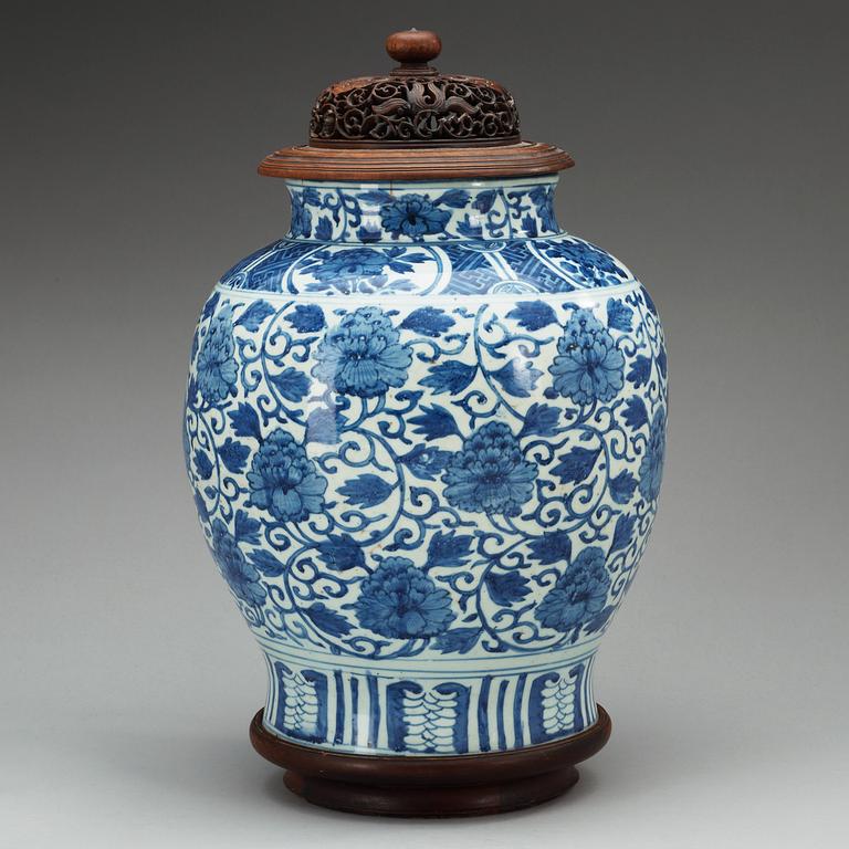 A large blue and white jar, Ming dynasty, Wanli (1572-1620).