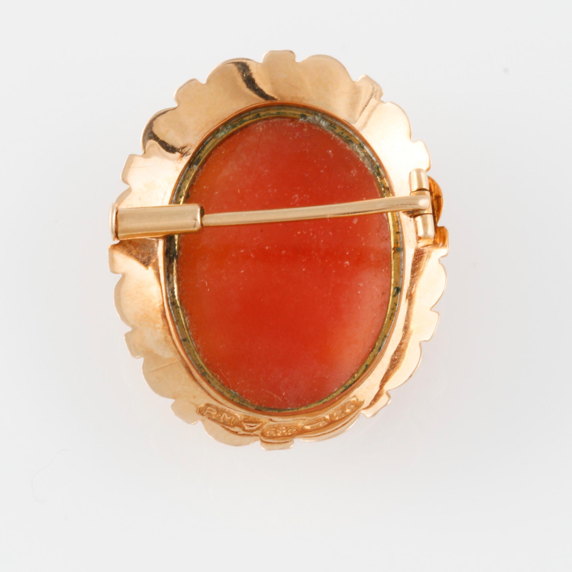 BROSCH, 14k guld med skuren snäckskalskamé, finska stämplar. Vikt 4,9 gram.