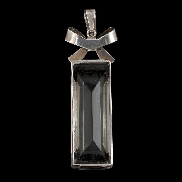 HÄNGE, silver samt fasettslipad bergskristall, Martin Elmblad, Stockholm, 1947. Vikt 12 g.