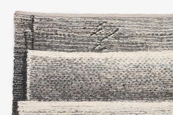 Helena Hernmarck, vävd tapet, "Folded paper 3", slätväv, ca 171 x 103 cm signerad Hernmarck.