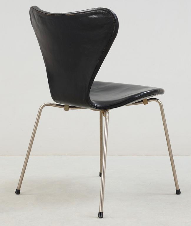 STOL, "Sjuan", Arne Jacobsen, Fritz Hansen, formgiven 1955.