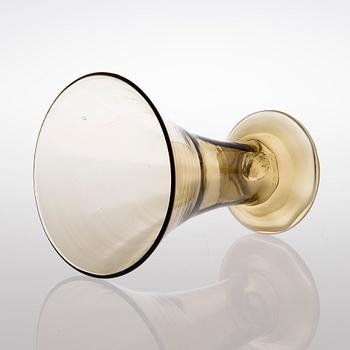 AN EARLY 20TH CENTURY GLASS VASE.