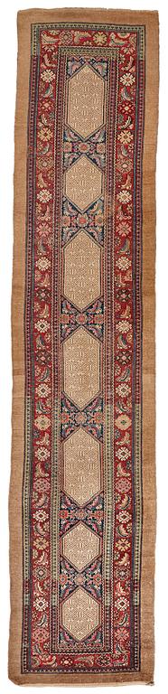 MATTO, an antique/semi-antique Hamadan, one of a pair, ca 517,5 x 112,5 cm (as well as 2 cm flat weave at each end).