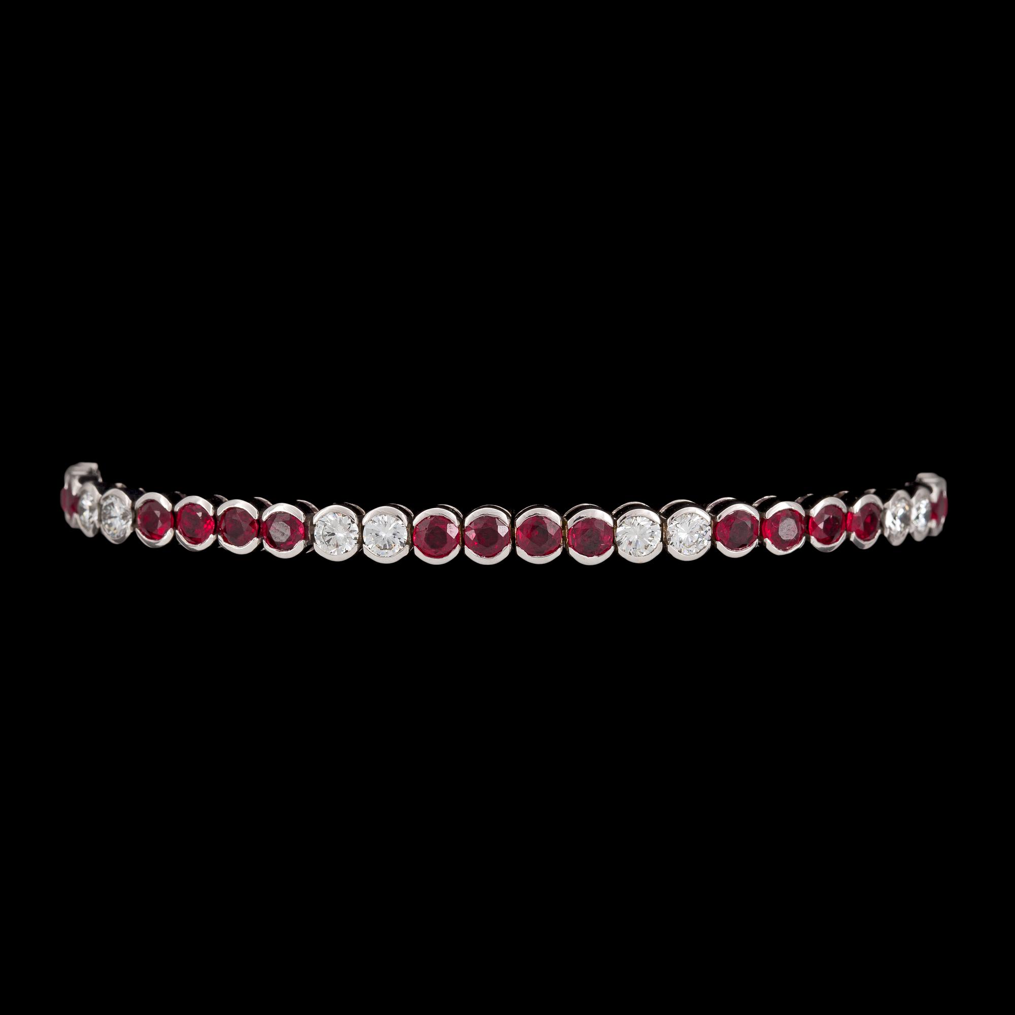 ARMBAND, rundslipade rubiner och briljantslipade diamanter, tot. ca 2.40 ct.