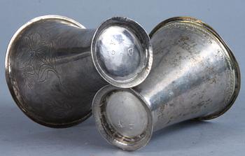BÄGARE, 2 st, silver, Erik Magnus Lundberg, 1783 samt Thomas Thomasson Beckman d y, Örebro, 1700-talets mitt. Tot vikt 120 g.