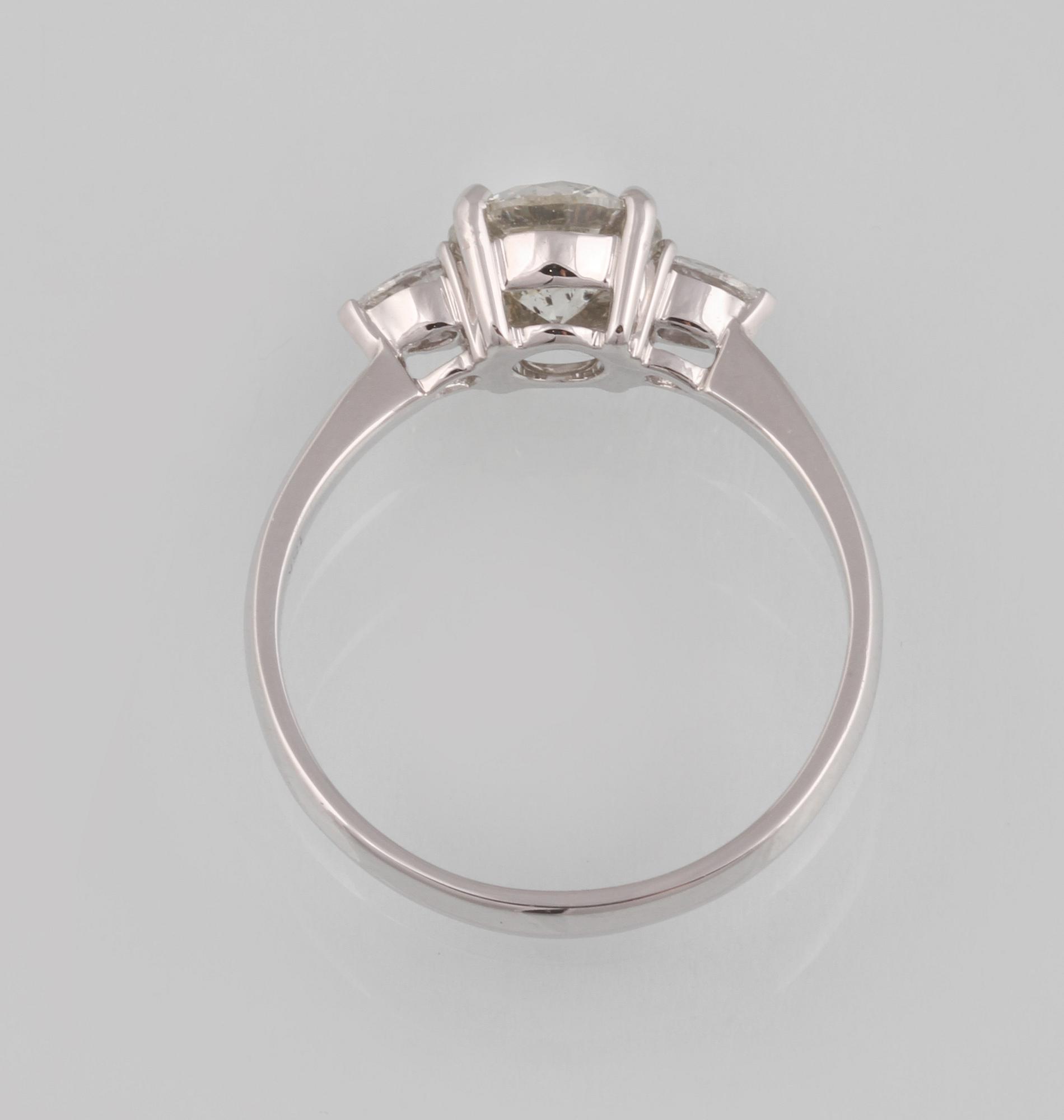 RING, 18K vitguld med briljantslipad diamant ca 1.10 ct samt 2 droppslipade diamanter ca 0.17 ct. Vikt.