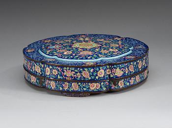 An enameled box and cover with a seven-piece cabaret, Qing dynasty, 18th Century.