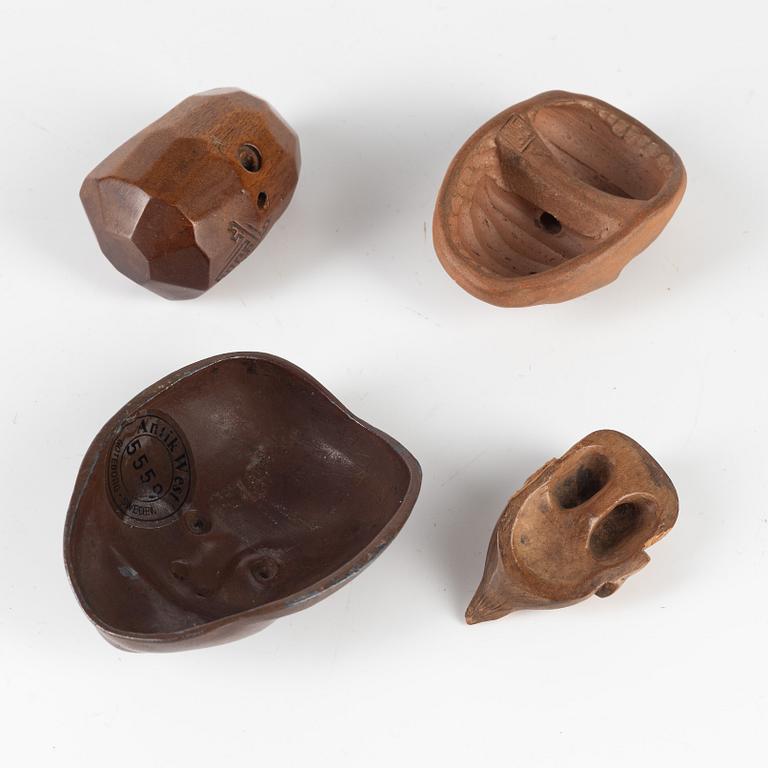 Figuriner / Netsuke, fyra stycken, olika material, Japan, 1800-/1900-tal.