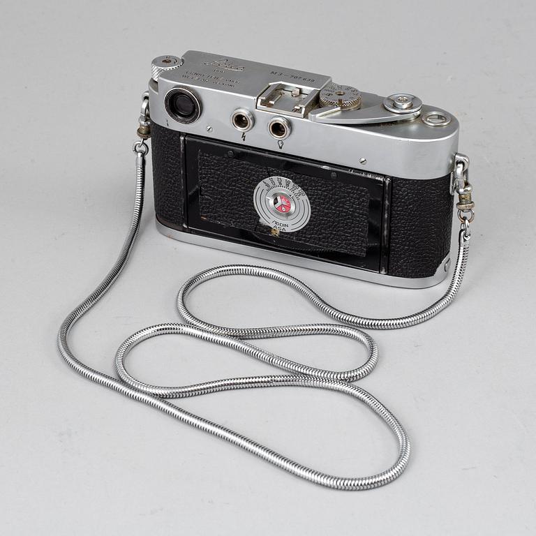 A LEICA M3, 1954, with objectives and accessoaries.