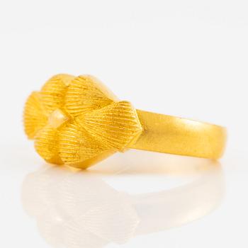 Garnityr av guldsmycken, en collier (14K), ett armband (18K), ett par örhängen (14K) och en ring (14K).