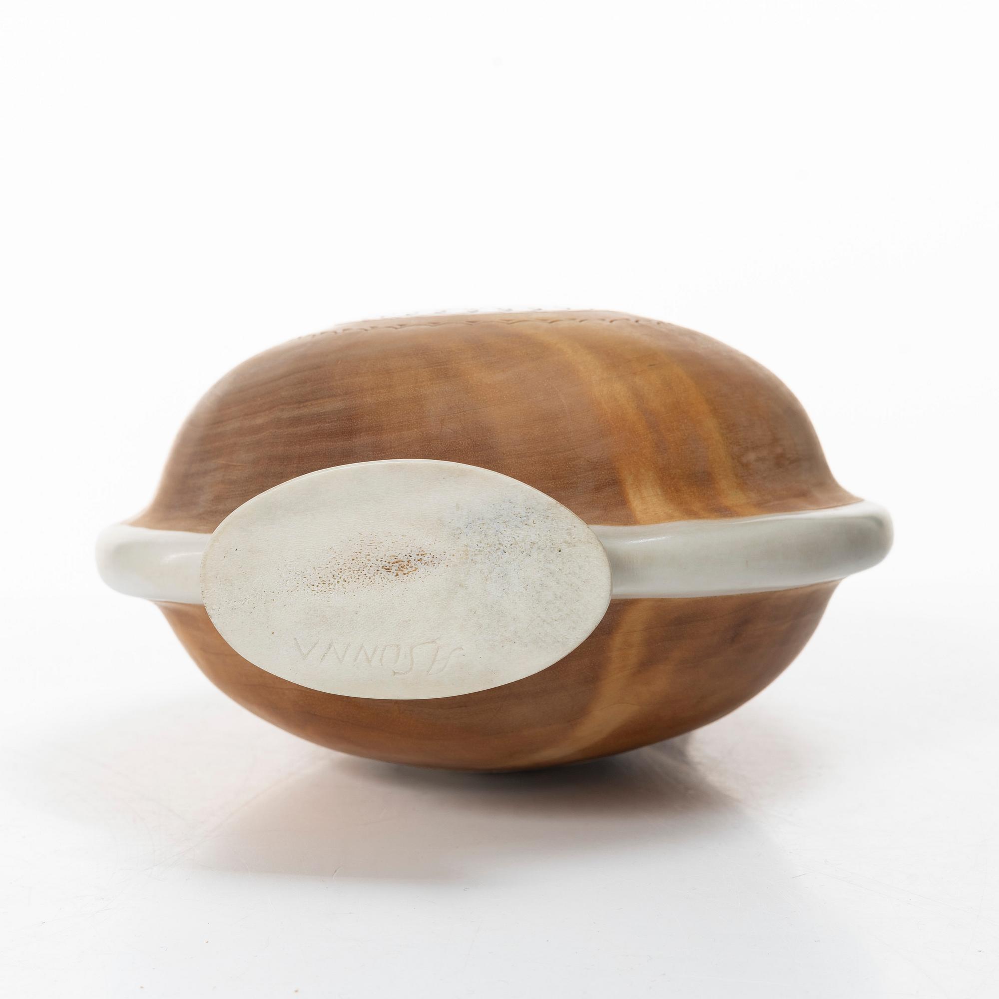 Anders Sunna, a salt bottle.