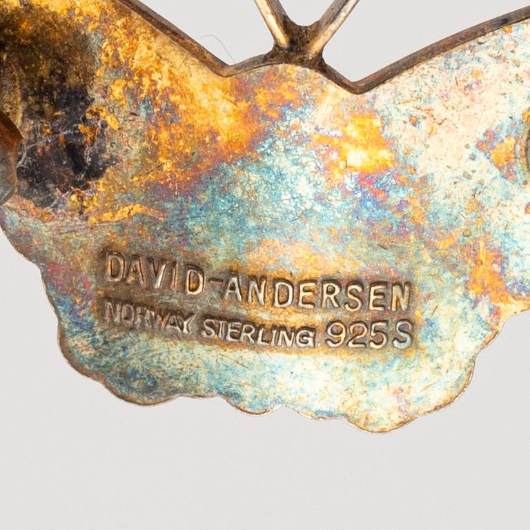 Broscher, 2 st, silver och emalj, David Andersen resp Marius Hammer, Norge.