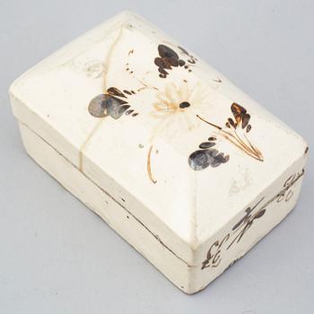 A ceramic glazed jar with cover, Qing dynasty, 18th/19th century.