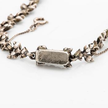 COLLIER samt ett par ÖRHÄNGEN, paste, ametister, silver, troligen 1900-talets första hälft, originaletui.