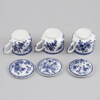 CREMÈKOPPAR, 3 st, porslin, Kina, 1700-tal.